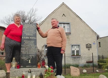 Bohater tekstu z żoną Małgorzatą w 2014 r. przed domem, w którym gościł przyszły papież.