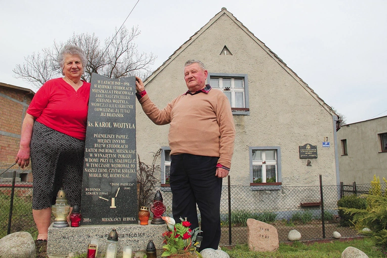 Bohater tekstu z żoną Małgorzatą w 2014 r. przed domem, w którym gościł przyszły papież.