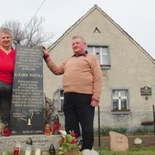 Bohater tekstu z żoną Małgorzatą w 2014 r. przed domem, w którym gościł przyszły papież.