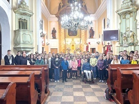 Uczestnicy finału w kościele parafialnym w Sernikach.