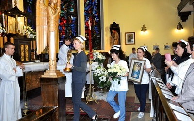 Relikwiarz i obraz błogosławionej pielęgniarki wniesiono do szpitalnej kaplicy.