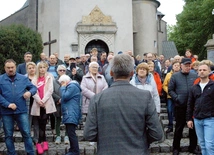 Protestujący przed kościołem.