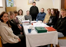 Zapisy prowadzone są w ośrodku oazowym, który mieści się w siedzibie kurii.