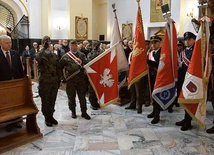We Mszy św. udział wzięły liczne poczty sztandarowe.