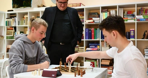 Turniej szachowy w nowosolskim liceum zorganizował ksiądz katecheta