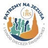 Logo przedstawia Lud Boży wpatrzony w unoszącą się nad świdnicką katedrą hostię z monogramem IHS oznaczającym Jezusa Chrystusa.