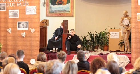 Uczniowski teatr o uzależnieniu