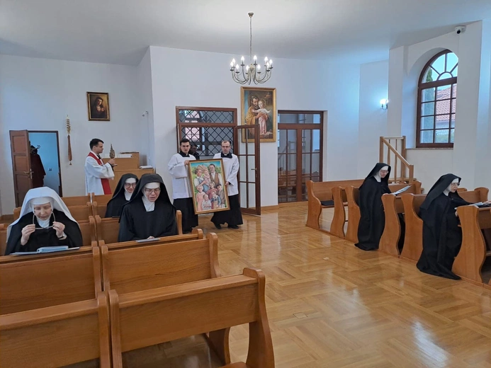 Błogosławiona rodzinach Ulmów w domach zakonnych