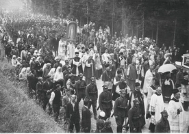 Koronacja figury Matki Bożej w Jazłowcu 9 lipca 1939 r. W procesji widoczny biskup polowy Józef Gawlina oraz ułani jazłowieccy. 