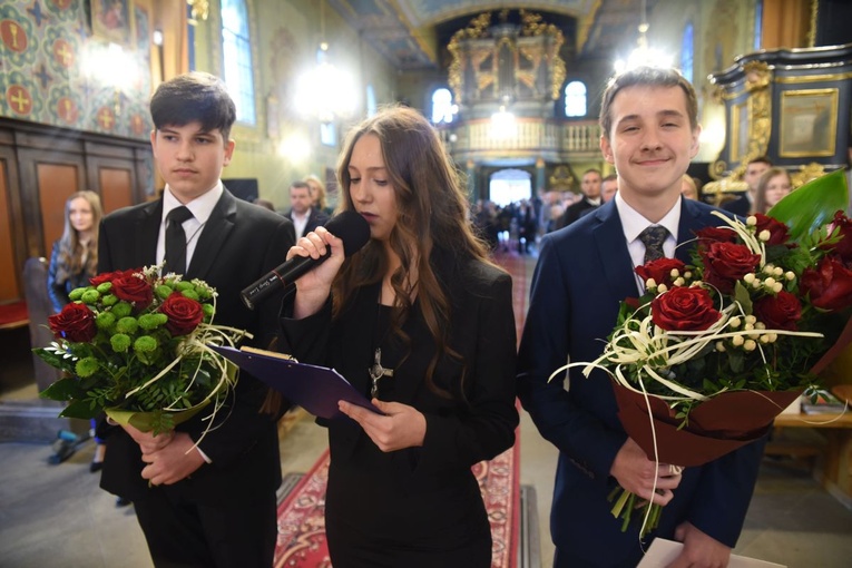 Przedstawiciele bierzmowanych w Sobolowie obiecują sprostać wymaganiom sakramentu.