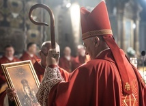 Nowy biskup sosnowiecki otrzymał w darze obraz Matki Bożej Szczucińskiej.