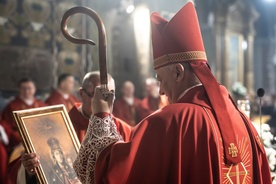 Nowy biskup sosnowiecki otrzymał w darze obraz Matki Bożej Szczucińskiej.