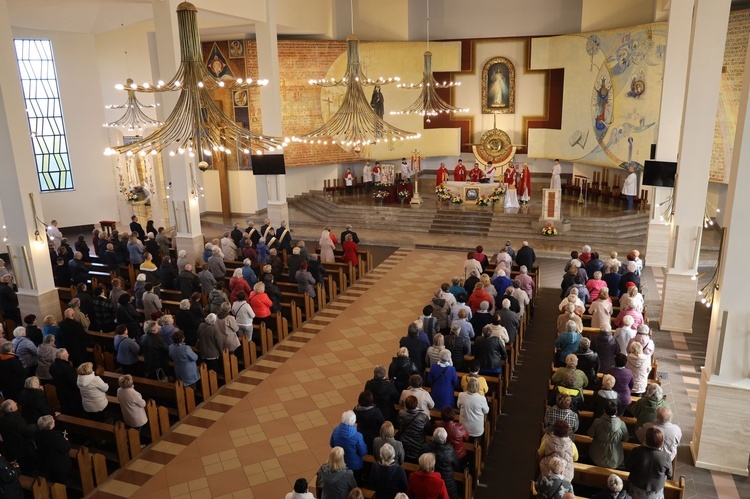 Rodzina Ulmów w sanktuarium Miłosierdzia Bożego