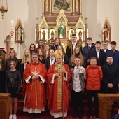 W czasie Mszy św. bp Marek Mendyk udzielił również sakramentu bierzmowania miejscowej młodzieży.
