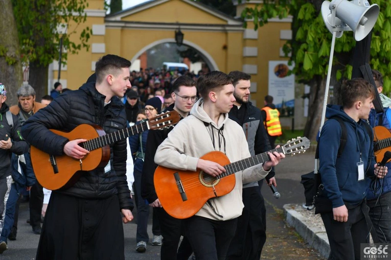 Pielgrzymka powołaniowa do Rokitna