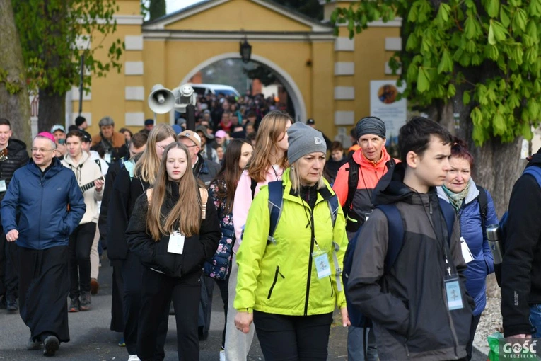 Pielgrzymka powołaniowa do Rokitna