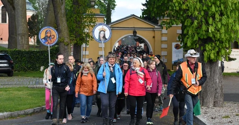 Poszli do Pani Cierpliwie Słuchającej prosić o nowych księży