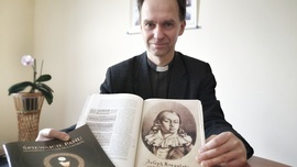 Ks. Grzegorz Piekarz.Duchowny prezentuje monografię o Krogulskim, a także wydanie Mszy nr 7, przygotowane przez Wydział Muzyki Kościelnej.