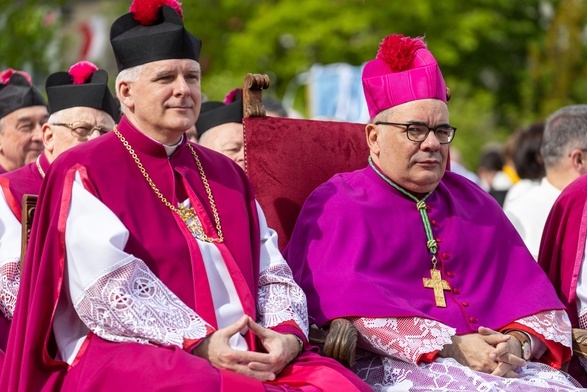 Gniezno: abp Antonio Guido Filipazzi przekazał krzyże misyjne misjonarzom