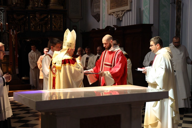 Konsekracja ołtarza u dominikanów w Tarnobrzegu