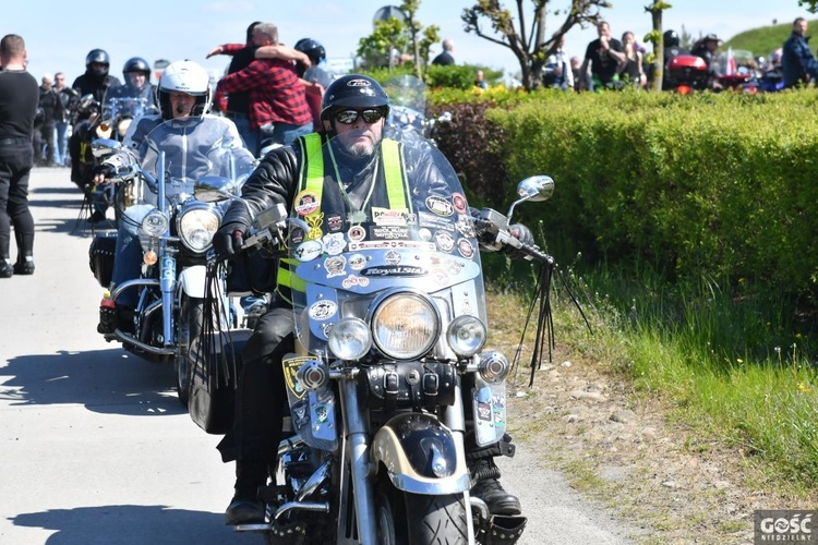 Tłumy motocyklistów pod figurą Chrystusa Króla