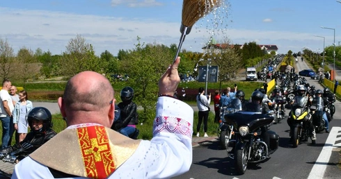 Tłumy motocyklistów pod figurą Chrystusa Króla
