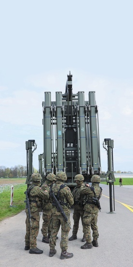 Polscy żołnierze szkolą się w zakresie obrony przeciwlotniczej i przeciwrakietowej z wykorzystaniem systemów Wisła,  Narew i Pilica.