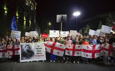 Protest przeciwko przyjętej przez gruziński parlament ustawie wymierzonej w organizacje pozarządowe i niezależne media.