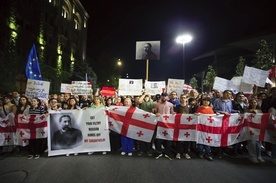 Protest przeciwko przyjętej przez gruziński parlament ustawie wymierzonej w organizacje pozarządowe i niezależne media.
