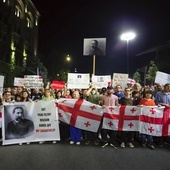 Protest przeciwko przyjętej przez gruziński parlament ustawie wymierzonej w organizacje pozarządowe i niezależne media.