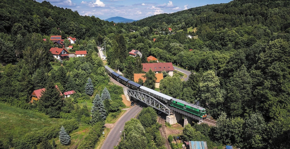 Widoki na Kolejowych Szlakach Dolnego Śląska zapierają dech w piersiach nie tylko z perspektywy torów.