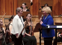 Anna Byrczek (z lewej) i Barbara Cybulska-Konsek  wśród młodych muzyków.