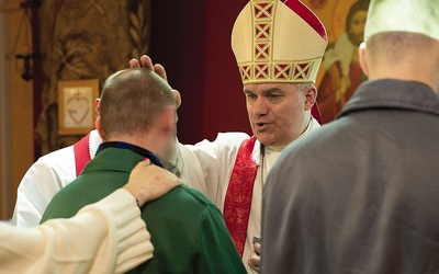 Biskup Zbigniew Zieliński udzielił sakramentu 15 osadzonym w ZK Czarne.