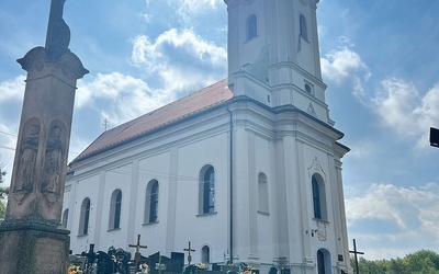 Budowla otoczona jest parafialną nekropolią.