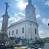 Budowla otoczona jest parafialną nekropolią.