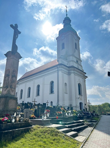 Budowla otoczona jest parafialną nekropolią.