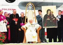 Jan Paweł II z Grzegorzem Piechą (pierwszym z prawej) w Gliwicach w 1999 r.