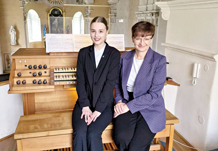 Agata Żogała  z dr Mariolą Brzoską.