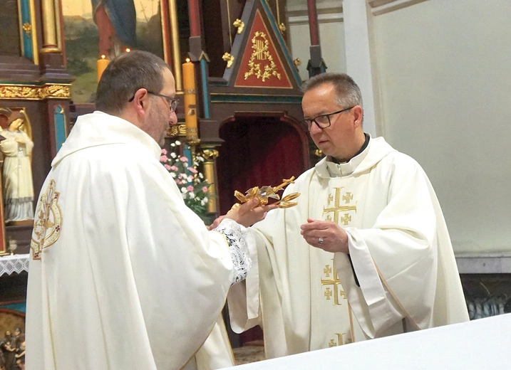 Święte pamiątki przekazał ks. Zbigniew Szostak, kustosz sanktuarium w Zabawie (po prawej).