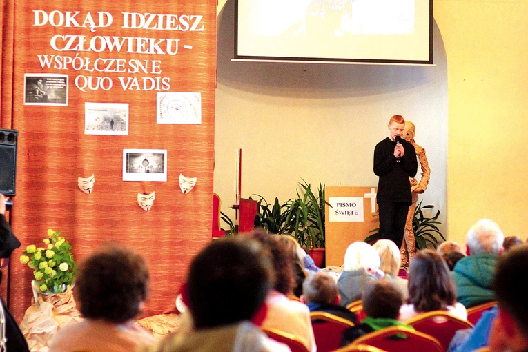 Młodzi bardzo zaangażowali się w występ.