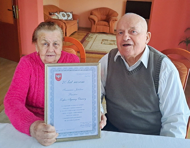 Małżonkowie cieszą się m.in. z gratulacji od burmistrza Ratułowskiego.