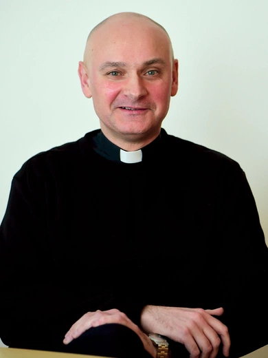 Duszpasterz jest również proboszczem parafii św. Mateusza Ewangelisty w Olsztynie.