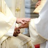 Namaszczenie rąk neoprezbitera podczas święceń.