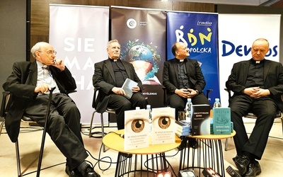 Na spotkaniu. Od lewej: ks. prof. Michał Heller, ks. prof. Zbigniew Wolak, ks. dr Tomasz Maziarka i ks. dr hab. Tadeusz Pabjan.