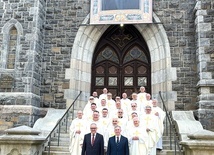 Uczestnicy pielgrzymki z Najwyższym Rycerzem Zakonu Patrickiem Kellym i Najwyższym Kustoszem Andrzejem Anasiakiem przed kościołem Najświętszej Maryi Panny w New Haven.
