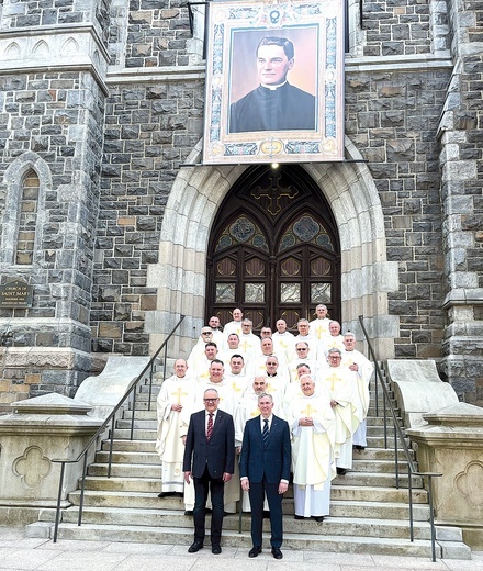 Uczestnicy pielgrzymki z Najwyższym Rycerzem Zakonu Patrickiem Kellym i Najwyższym Kustoszem Andrzejem Anasiakiem przed kościołem Najświętszej Maryi Panny w New Haven.