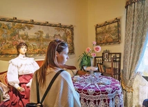 Zainteresuje tych, których pasjonują życie dworu, rękodzieło i krawiectwo. 