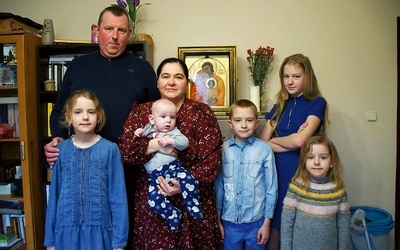Iwona i Jakub mieszkają dziś w Goli Górowskiej k. Głogowa. Są małżeństwem od 16 lat i mają pięcioro dzieci. Oczywiście do ich domu też trafiła ikona, która peregrynowała w ramach przygotowania do jubileuszu.