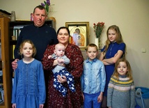 Iwona i Jakub mieszkają dziś w Goli Górowskiej k. Głogowa. Są małżeństwem od 16 lat i mają pięcioro dzieci. Oczywiście do ich domu też trafiła ikona, która peregrynowała w ramach przygotowania do jubileuszu.