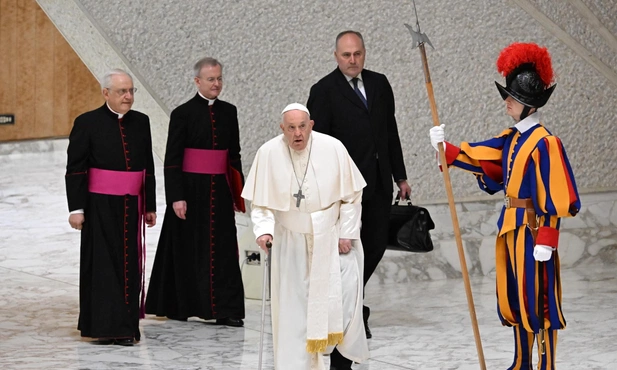 Papież: rozmowa duchowa i synodalność wymagają opróżnienia z siebie samego 